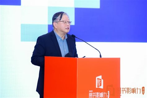 游戏机里面的人物手上拿着纸&#xA;&#xA;中度可信度描述已自动生成