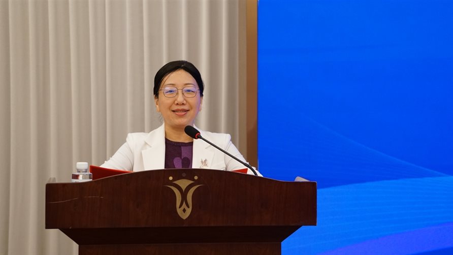 A person standing at a podium&#xA;&#xA;AI-generated content may be incorrect.